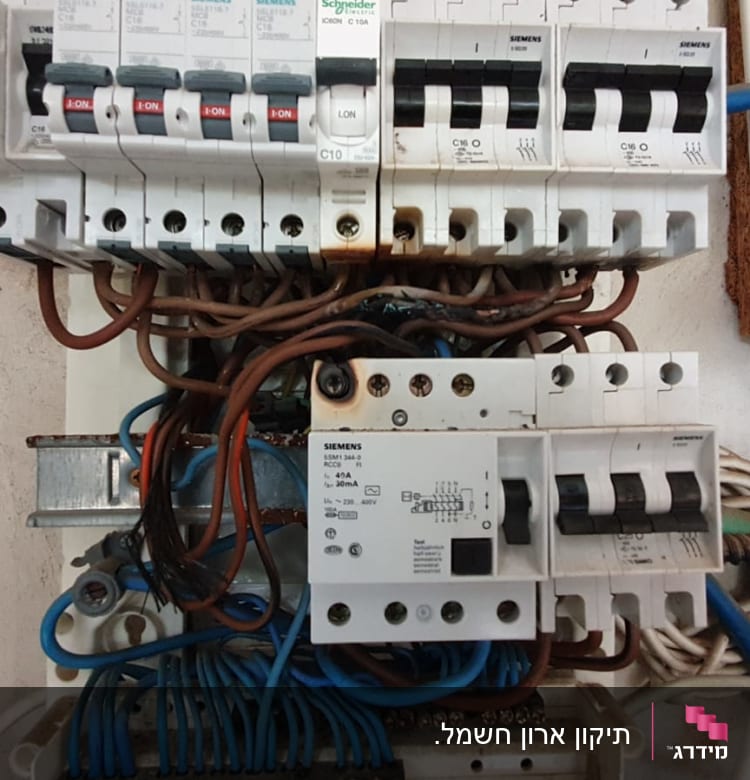 לוח חשמל עם מפסקים וחוטי חשמל צבעוניים